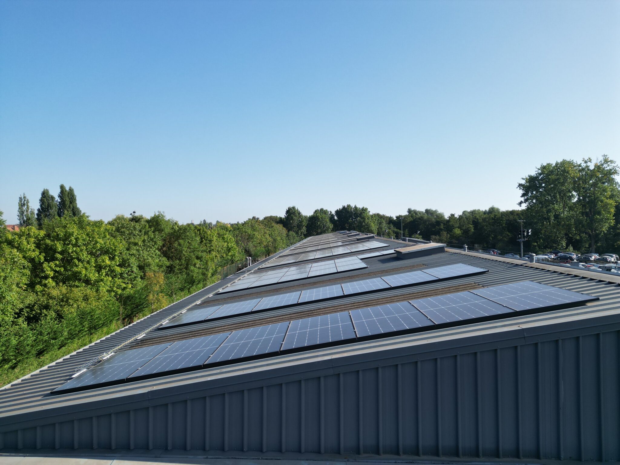Trevion helpt bedrijven bij hun energietransitie. Van sturingsystemen en zonnepanelen tot batterijen en slimme energiecontracten.